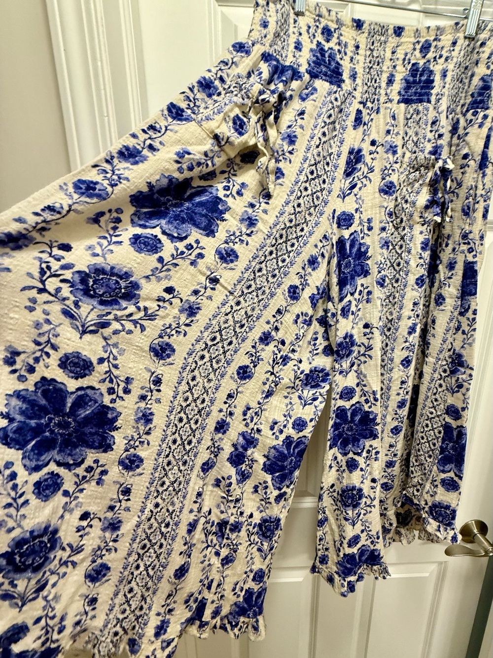 Urban Outfitters - Out From Under Beachy Keen Smocked Wide Leg Crop Pants - Picture 2 of 6